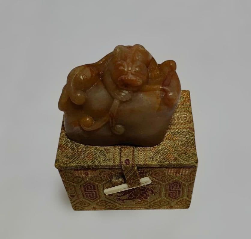 中国の寿山郷の水田で採れる希少な石(田黄石)[石印材の王]寿山石の貔貅の彫刻製品