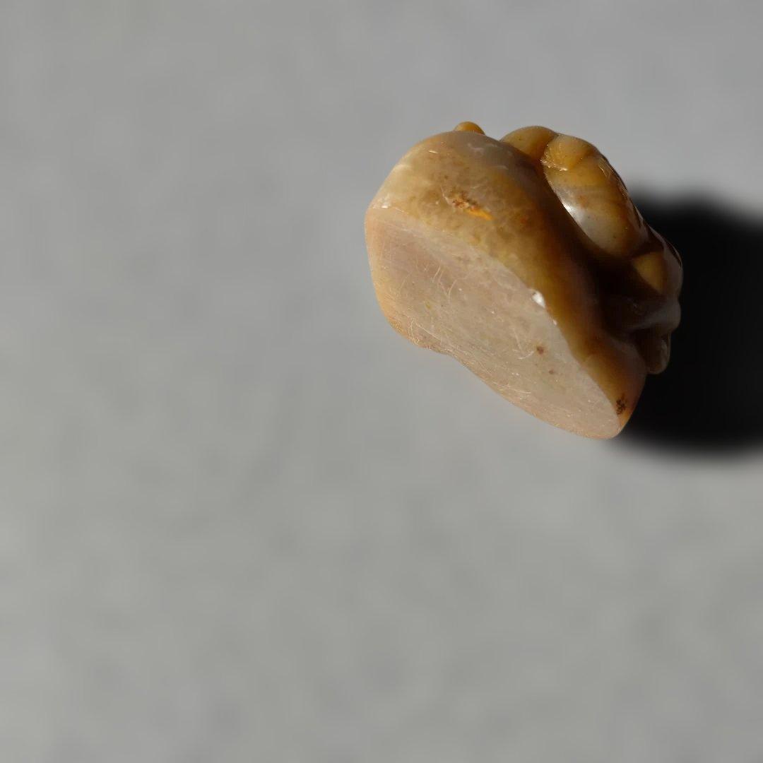 中国の寿山郷の水田で採れる希少な石(田黄石)[石印材の王]寿山石の貔貅の彫刻製品