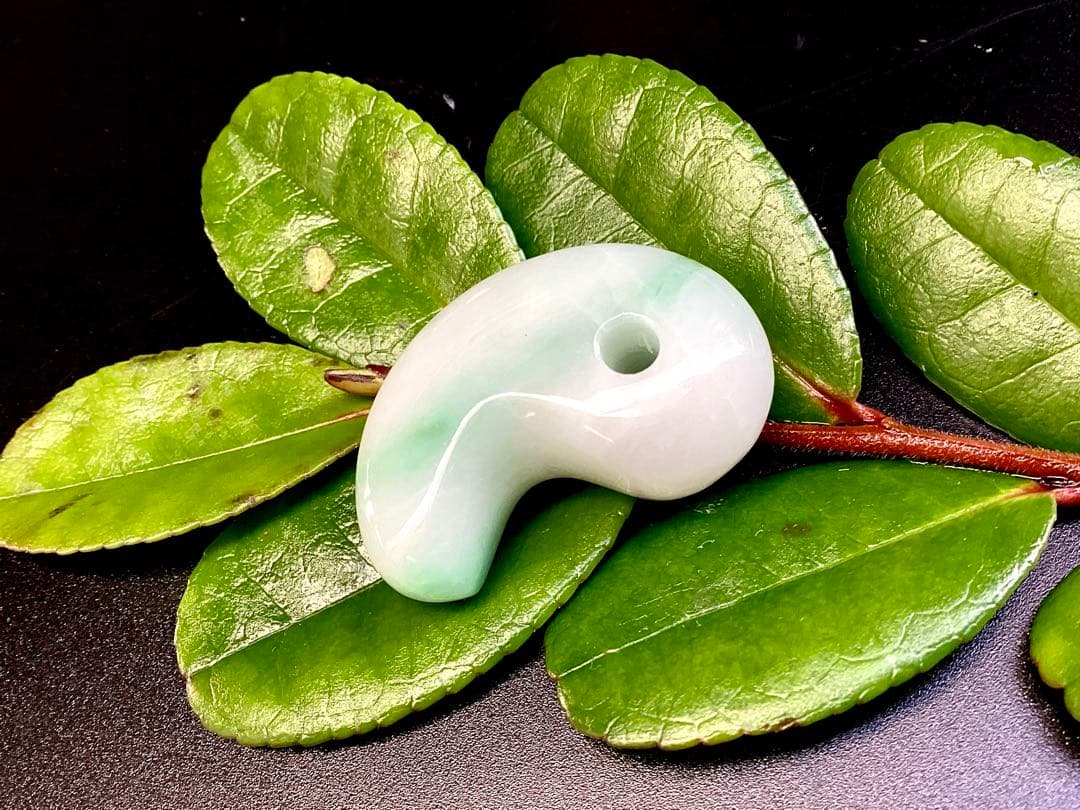 ✳糸魚川翡翠　一流の勾玉 鑑別書付き　高品質　お守りに本物を‼️