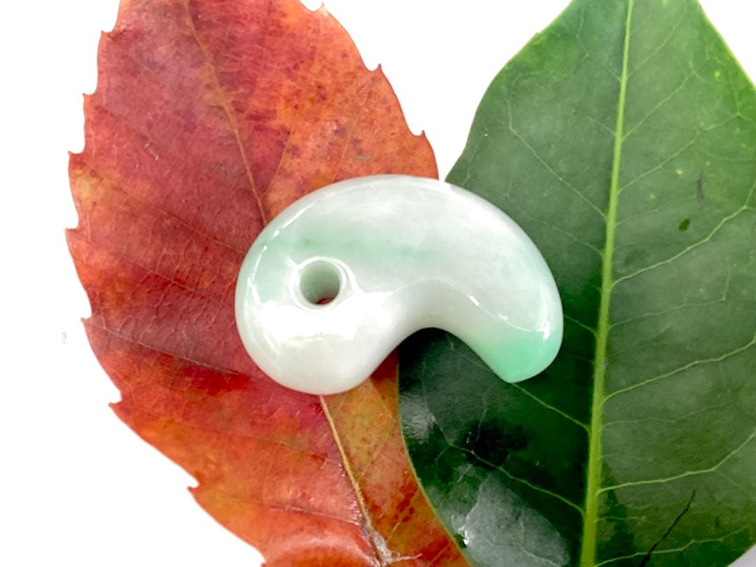 ✳糸魚川翡翠　一流の勾玉 鑑別書付き　高品質　お守りに本物を‼️