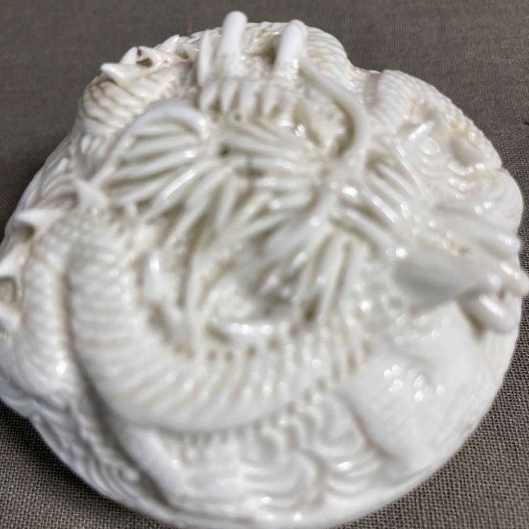 【茂右衛門】白磁彫の伝統　平戸御茶磁窯　十五代中里茂右衛門作　白磁彫龍彫　香合