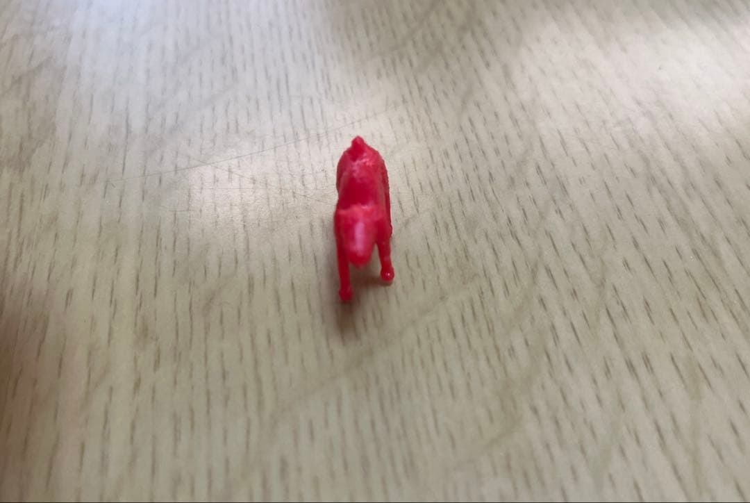 赤いラクダのフィギュア