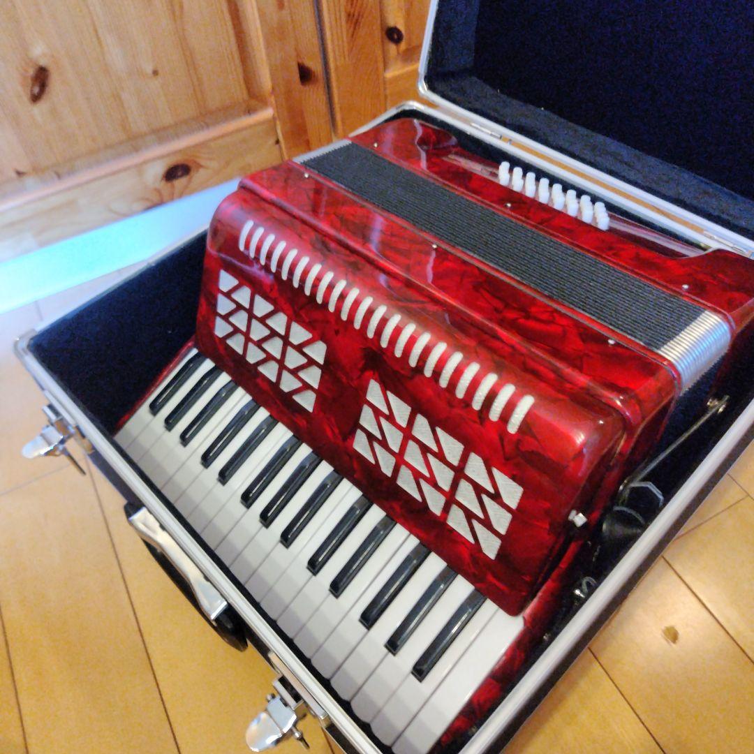 赤い37鍵アコーディオン ケース付き