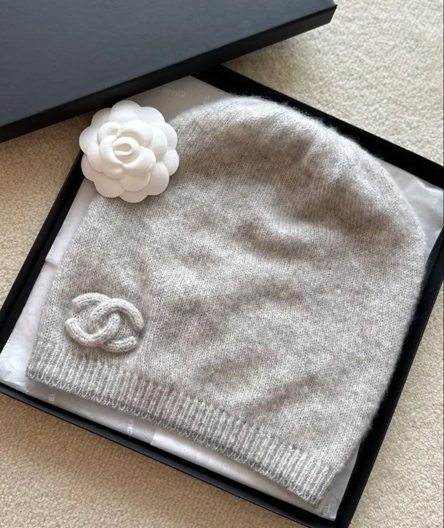 新品同様 CHANEL シャネル ニット帽　 ラメ入り グレー 箱付き