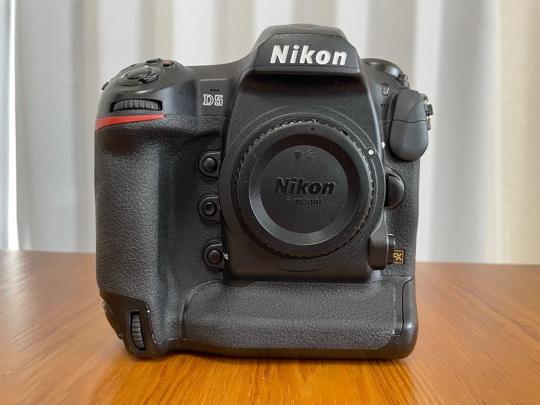 Nikon一眼レフカメラ D5 (CF) ボディ+バッテリー＆充電器 付属