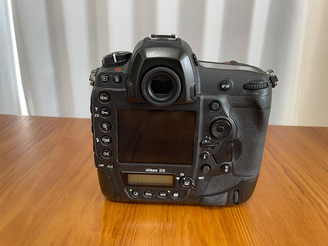Nikon一眼レフカメラ D5 (CF) ボディ+バッテリー＆充電器 付属