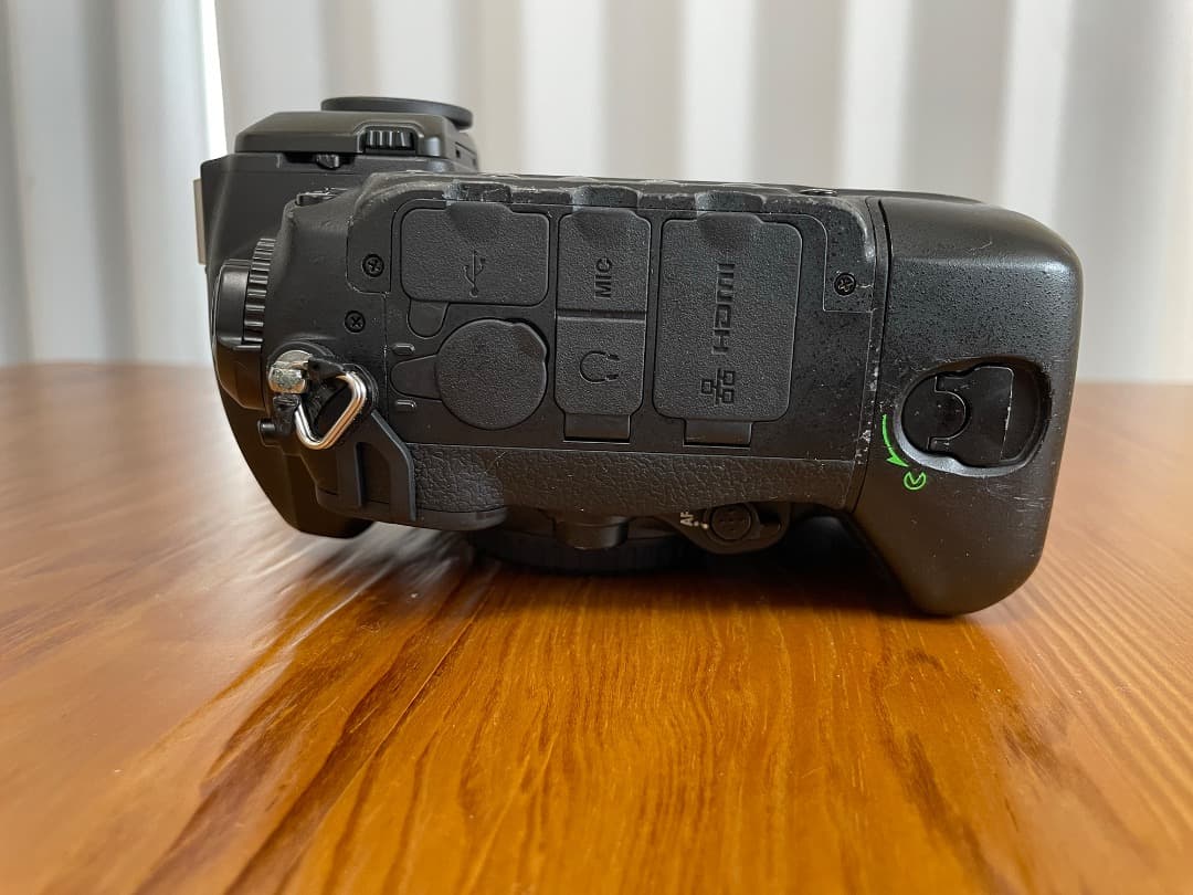 Nikon一眼レフカメラ D5 (CF) ボディ+バッテリー＆充電器 付属