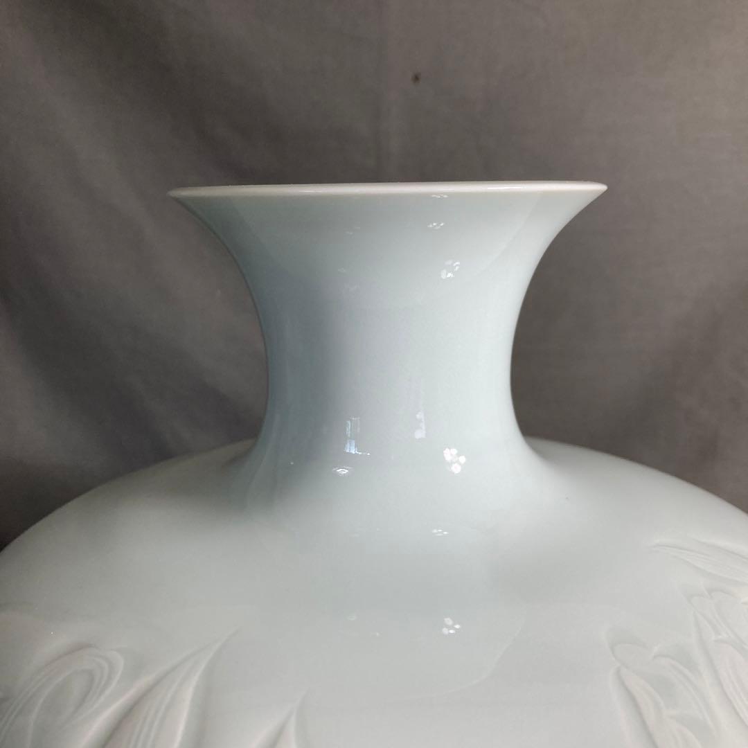 【奥川忠右衛門】白磁の伝統　人間国宝　初代奥川忠右衛門作　白磁牡丹彫　大花瓶