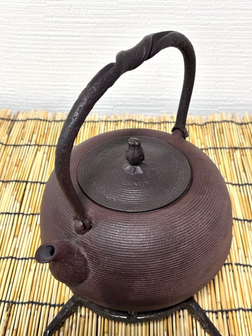 未使用品、供箱付　南部鉄器伝統工芸士　佐藤勝芳南部宝寿堂　姥口糸目　南部鉄瓶