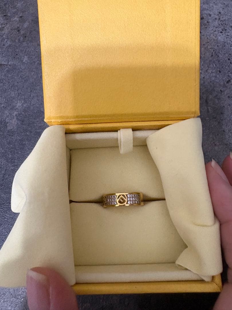 美品　FENDI ゴールドリング 正規品　クリスタル装飾