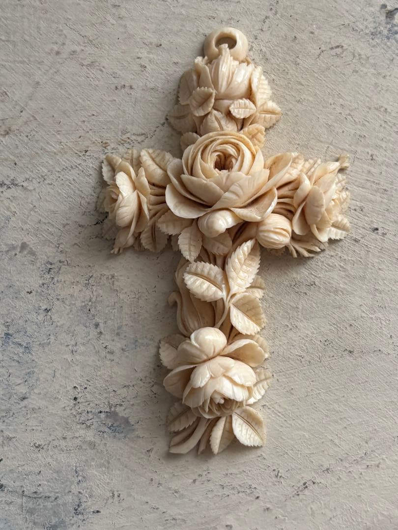 フランスアンティーク　アイボリー　薔薇花彫刻 十字架　薔薇モチーフ