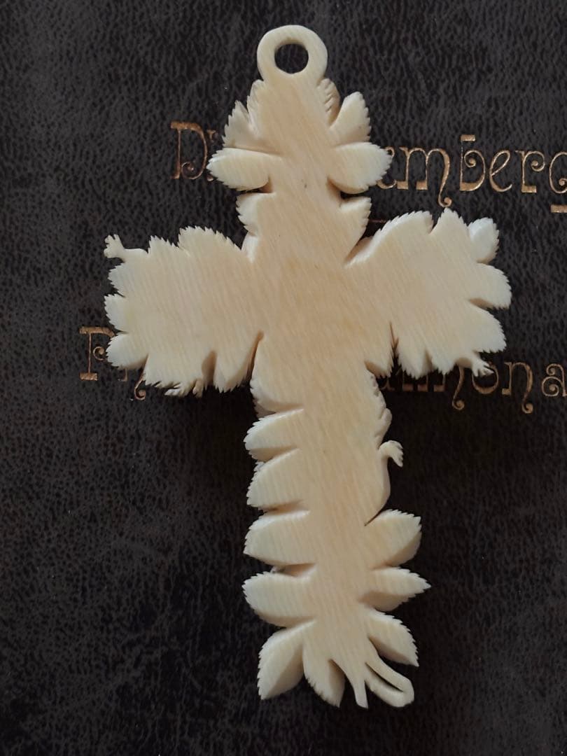 フランスアンティーク　アイボリー　薔薇花彫刻 十字架　薔薇モチーフ