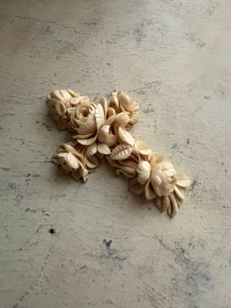 フランスアンティーク　アイボリー　薔薇花彫刻 十字架　薔薇モチーフ