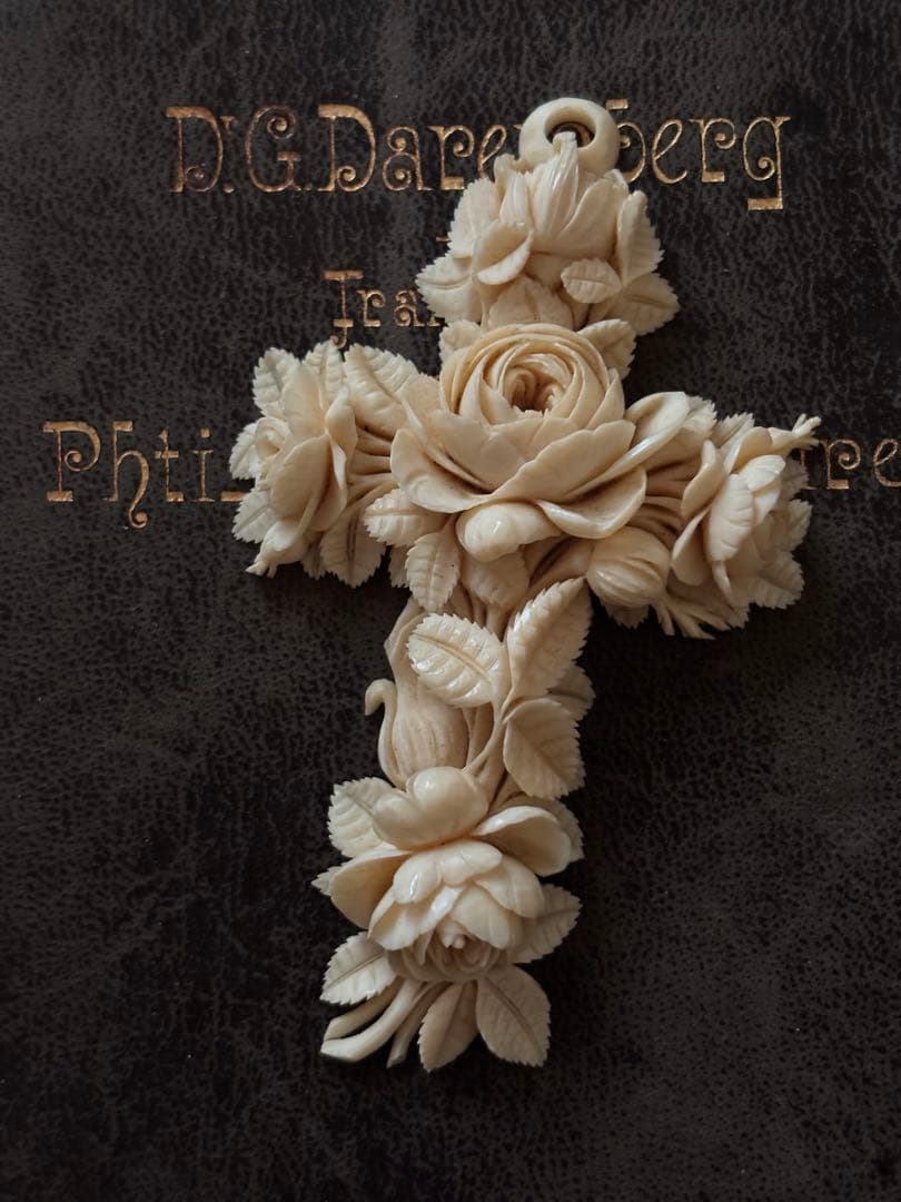 フランスアンティーク　アイボリー　薔薇花彫刻 十字架　薔薇モチーフ