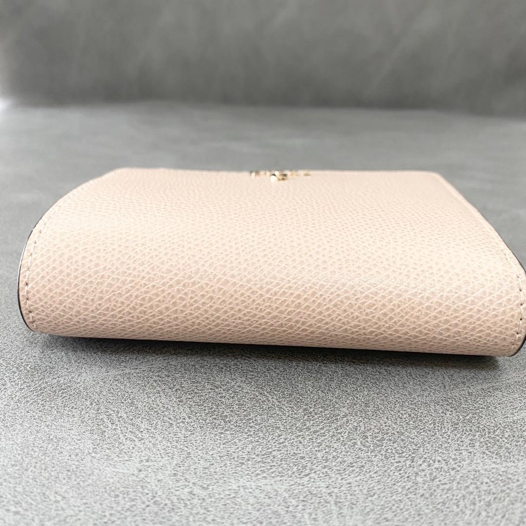 【未使用】FURLA　二つ折り財布　カメリア　べージュピンク