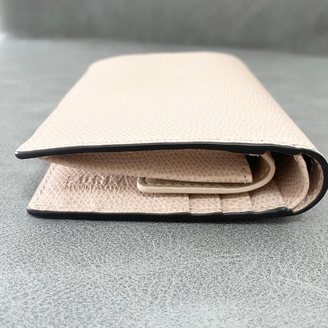 【未使用】FURLA　二つ折り財布　カメリア　べージュピンク