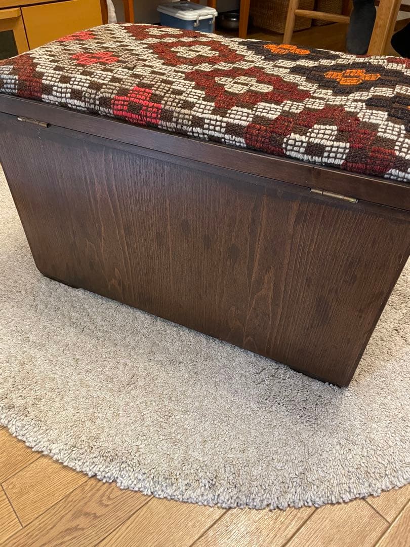 キリムを使った木製収納付きスツール