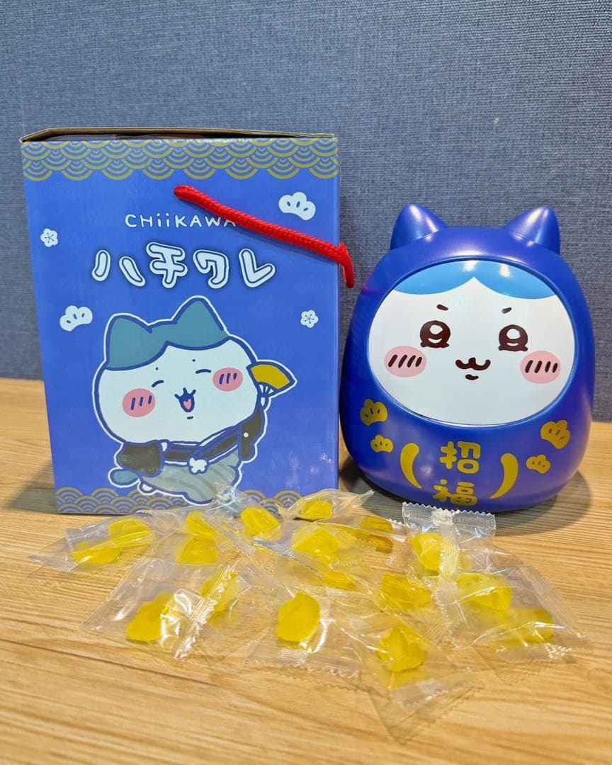ちいかわ　台湾限定　グミ付きだるま貯金箱　ハチワレ