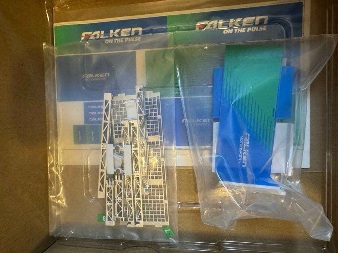 ミニカー TARMAC Porsche911GT3R PIT GARAGE DIORAMA