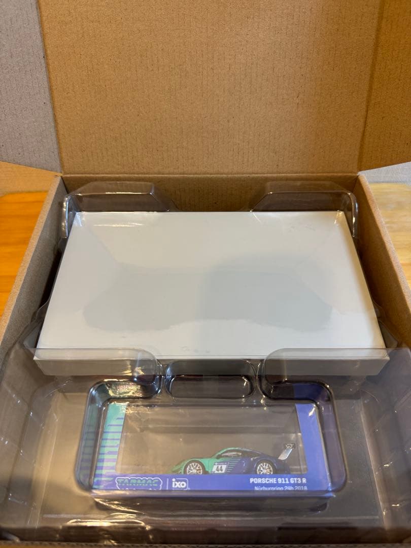 ミニカー TARMAC Porsche911GT3R PIT GARAGE DIORAMA