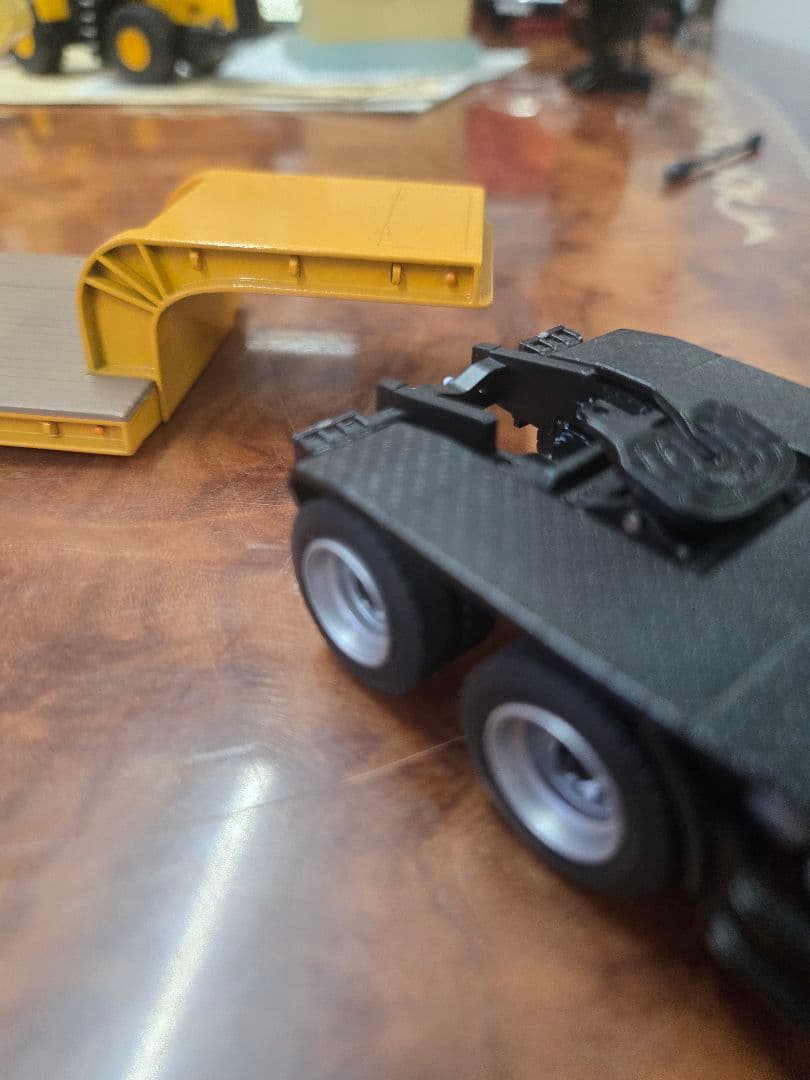 ケンクラフト1/50 プロフィア重量物運搬中低床16輪トレーラー 建設機械