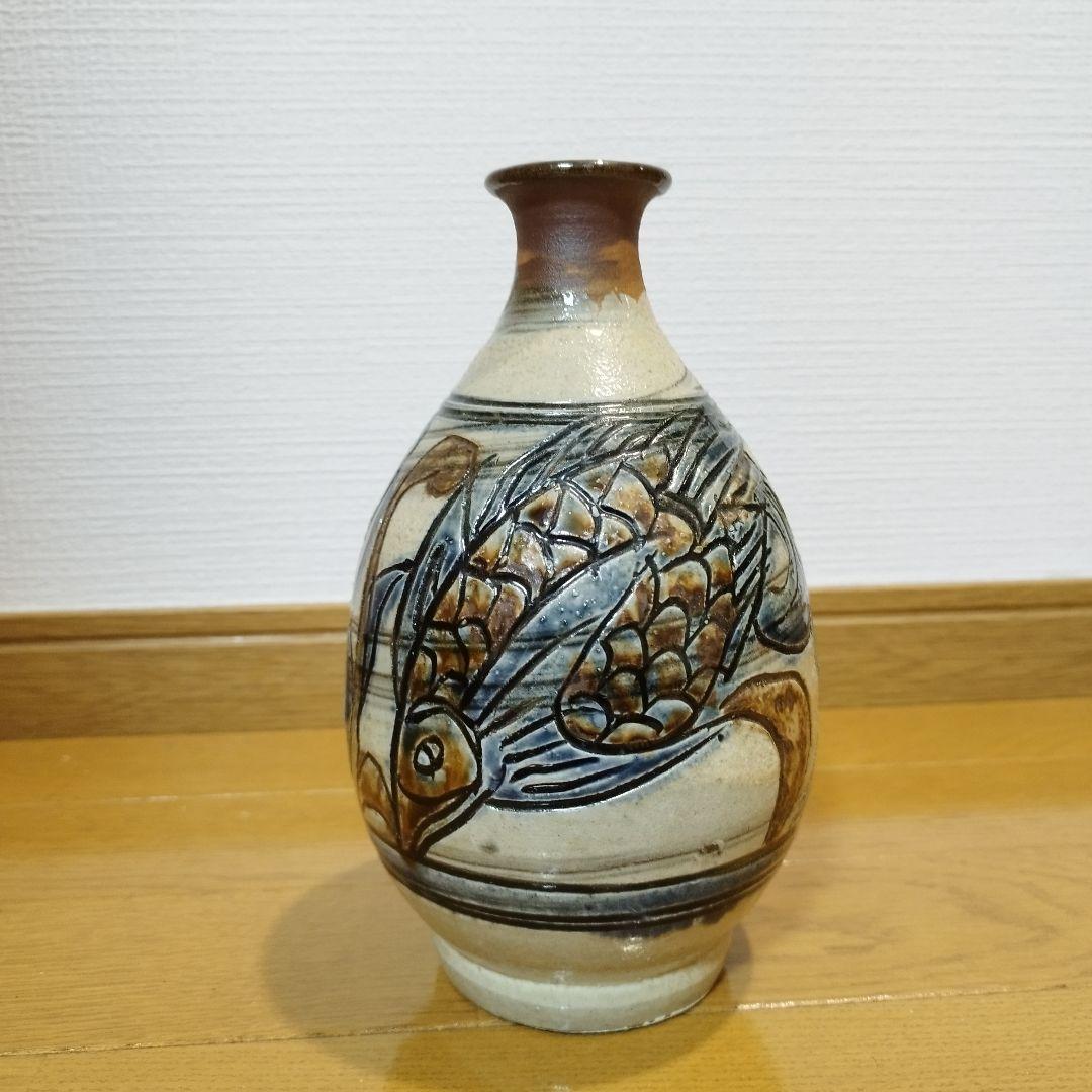 沖縄の人間国宝　金城次郎さんの飾り壷・花瓶　魚と海老の図　高さ約20センチ　在銘