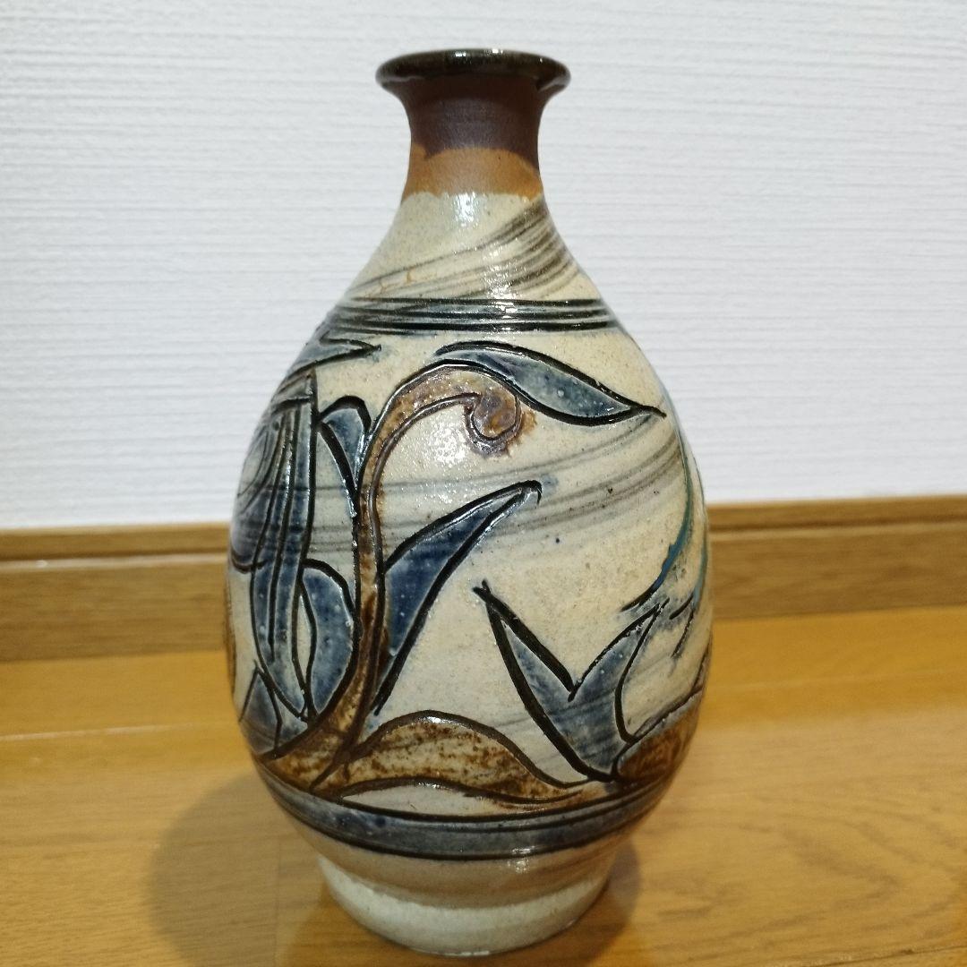 沖縄の人間国宝　金城次郎さんの飾り壷・花瓶　魚と海老の図　高さ約20センチ　在銘