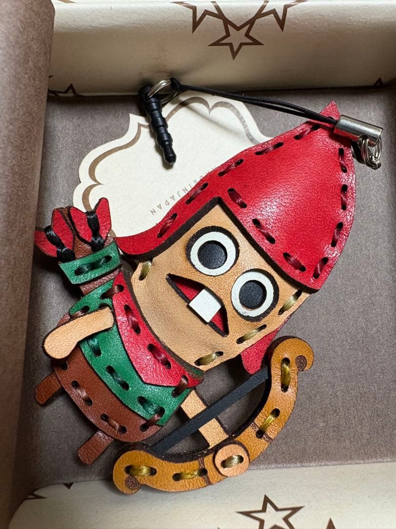 城とドラゴン レザーキーホルダー4個 プリティキャット、マーメイド、他