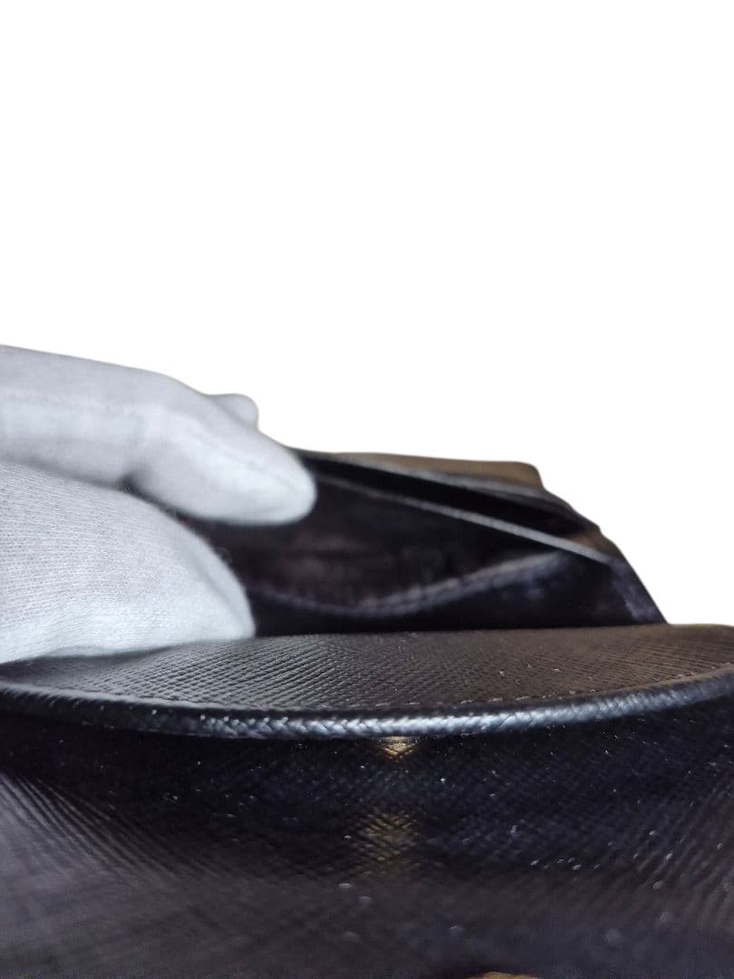 ＰＲＡＤＡ　プラダ　サフィアーノ　二つ折り財布　ブラック革 x