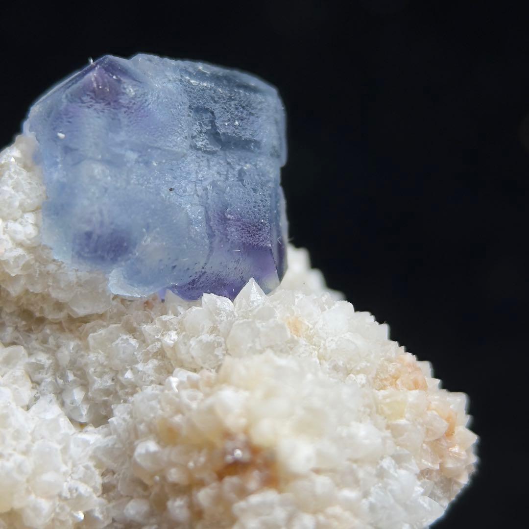 「小さな舞い」フローライト モランディカラー 鉱物標本 原石 置物 蛍石