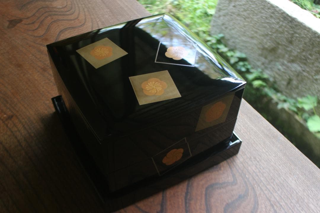 デッドストック！上質内朱黒漆に優美な梅蒔絵の映える台付二段重（検輪島塗重箱お重