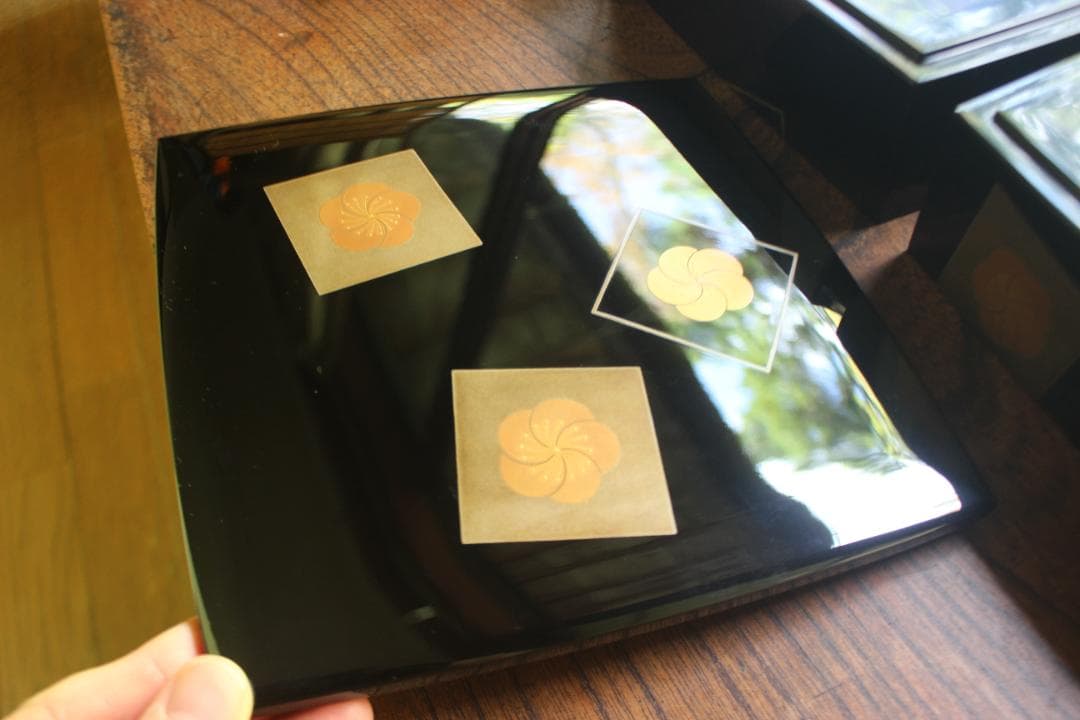 デッドストック！上質内朱黒漆に優美な梅蒔絵の映える台付二段重（検輪島塗重箱お重