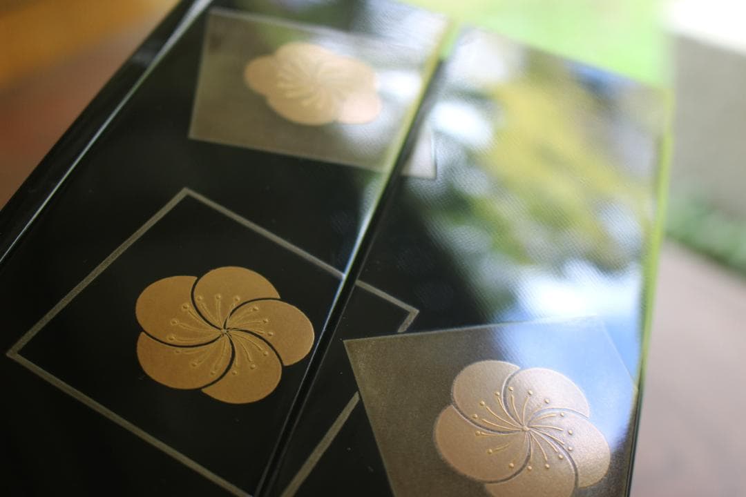 デッドストック！上質内朱黒漆に優美な梅蒔絵の映える台付二段重（検輪島塗重箱お重