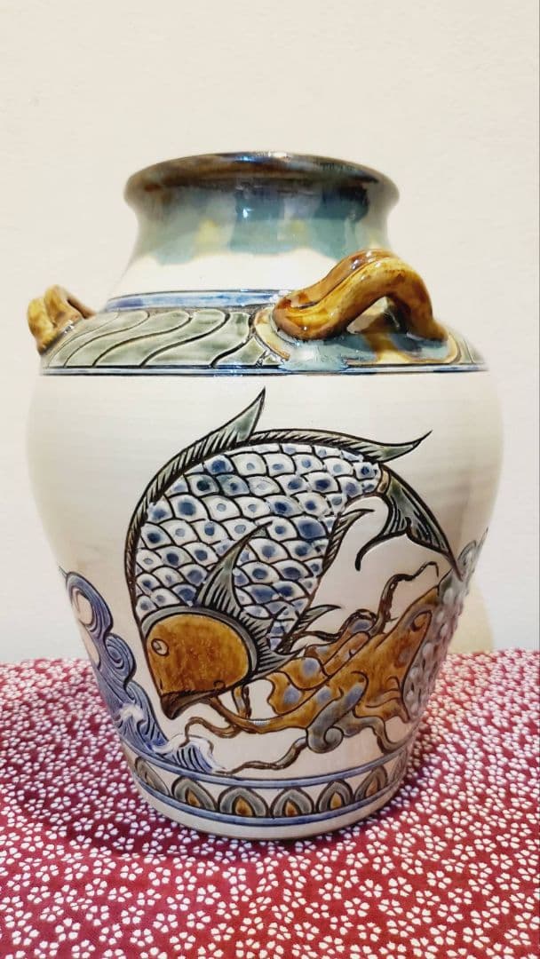 ①宮城三成 ミミ付き 大壺 魚紋 蟹紋 蛸紋 波 縁起物 やちむん
