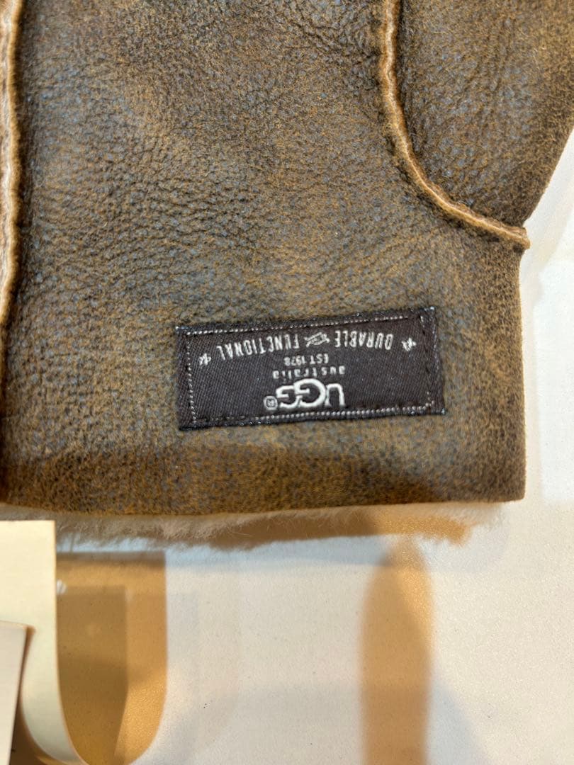 新品未使用　UGG Australia手袋 アグ Mサイズ