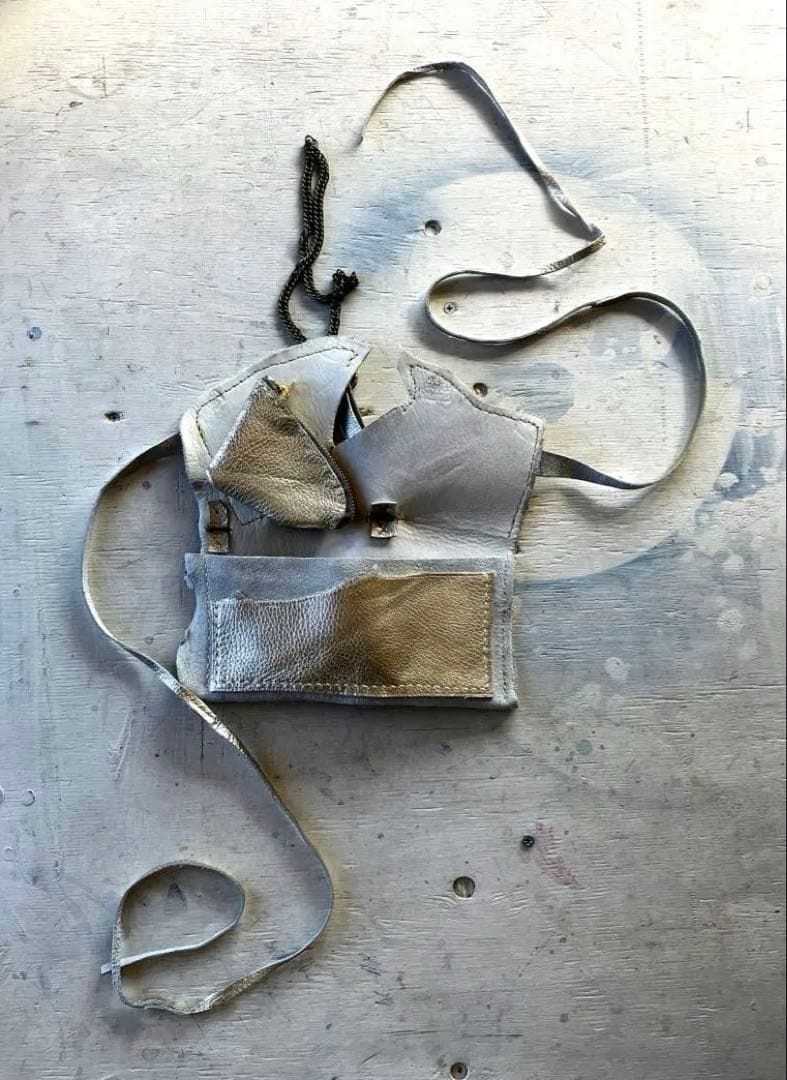 渋金革紐巻く二つ折りたたむネックウォレット＋zipperケース