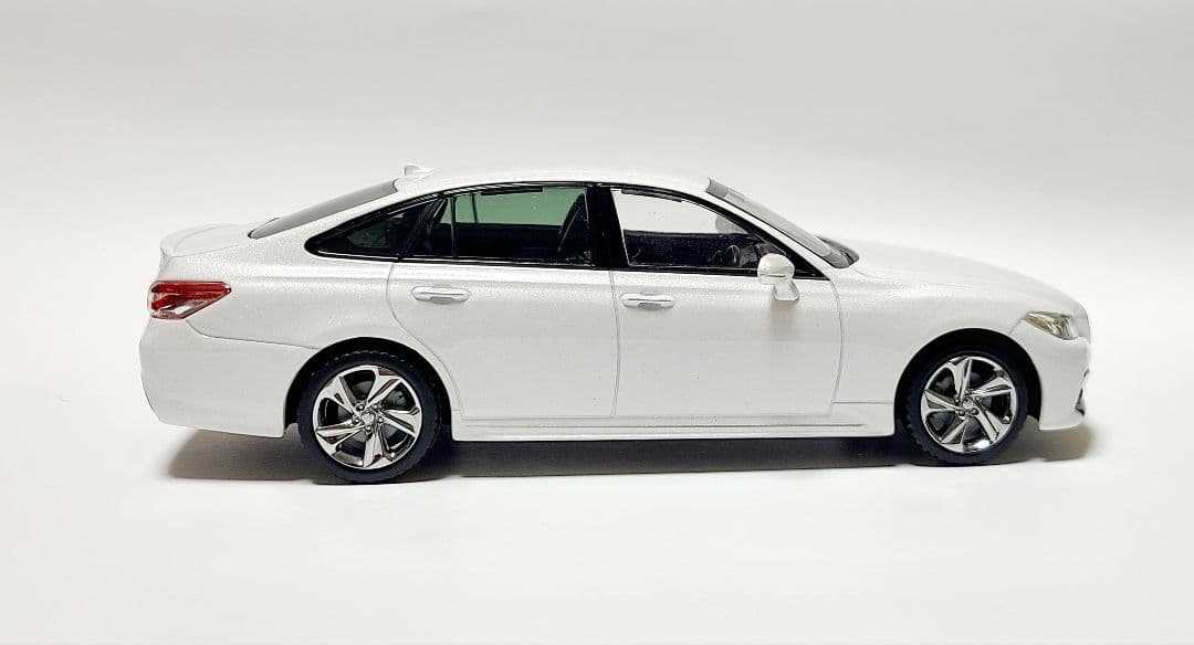 トヨタ 220系クラウン RSアドバンス カラーサンプル