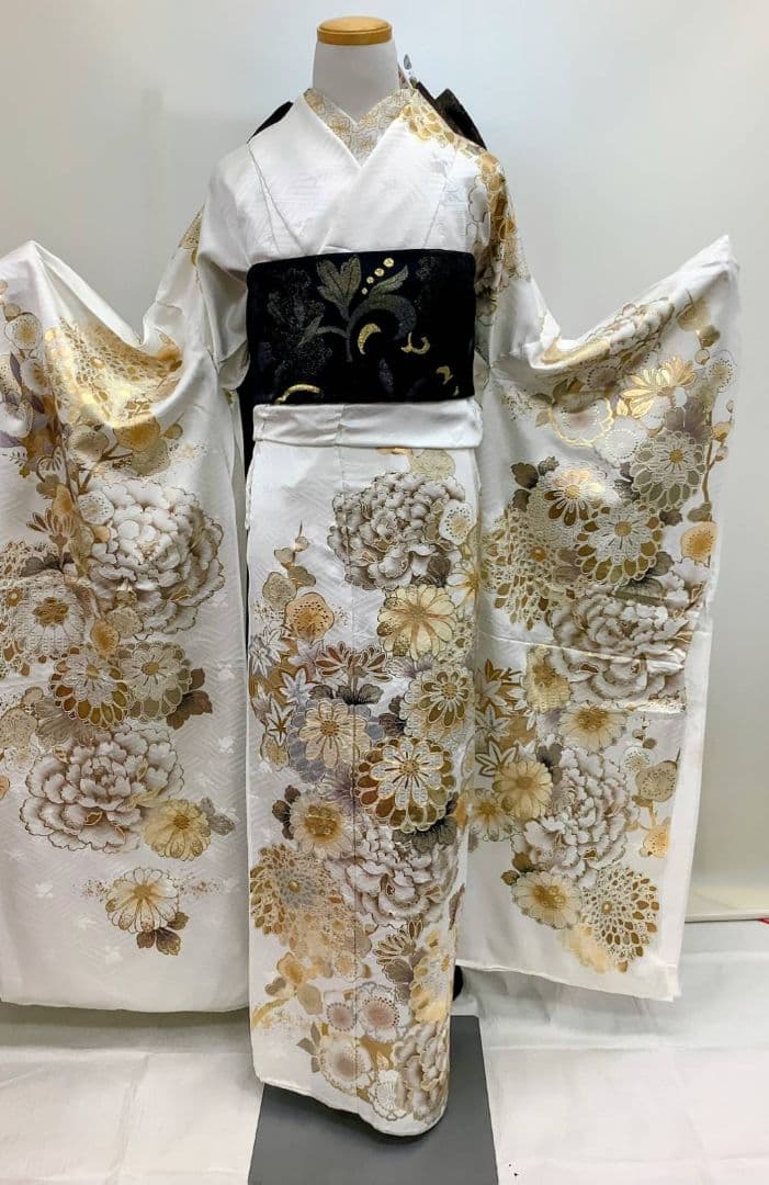 白地　金銀彩加工の上品な梅と菊　振袖のみ