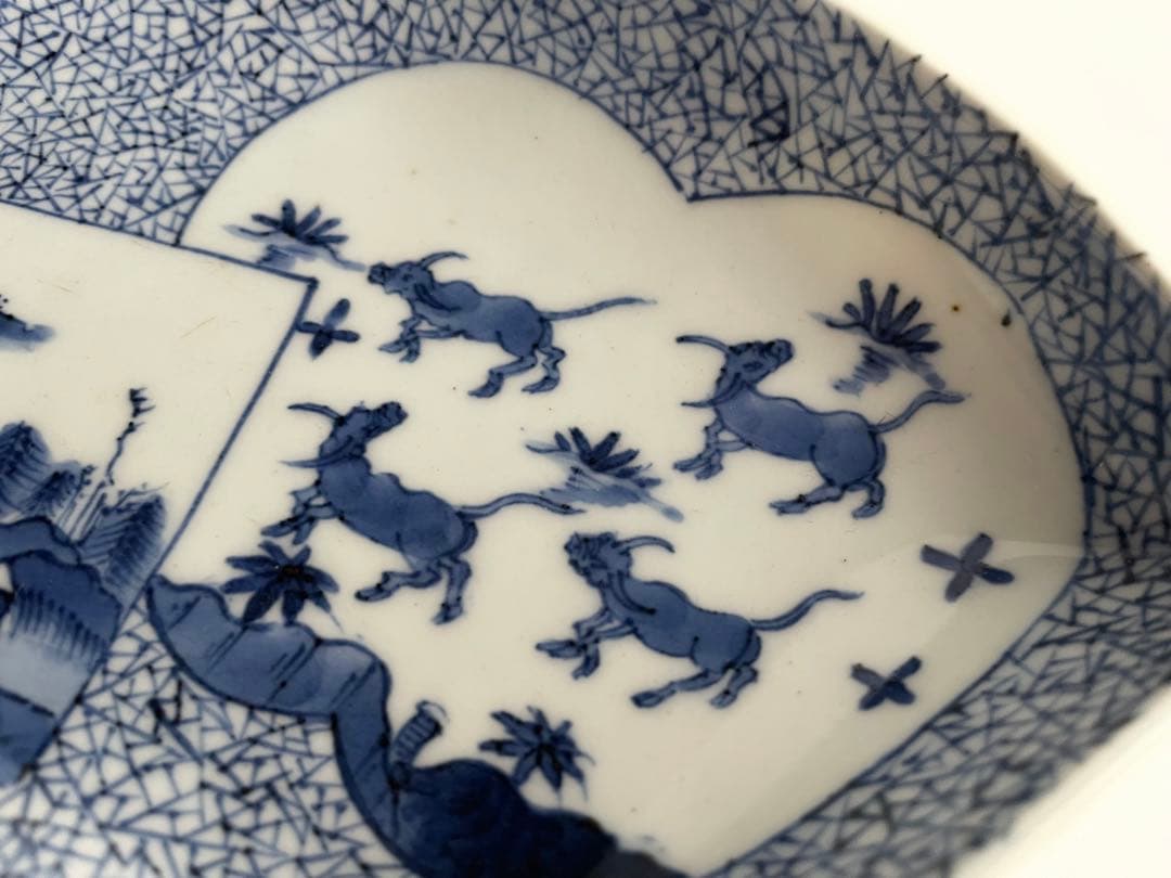 骨董　アンティーク　古伊万里　染付　窓絵　牛　山水　氷割　扇形　向付　変形皿　皿