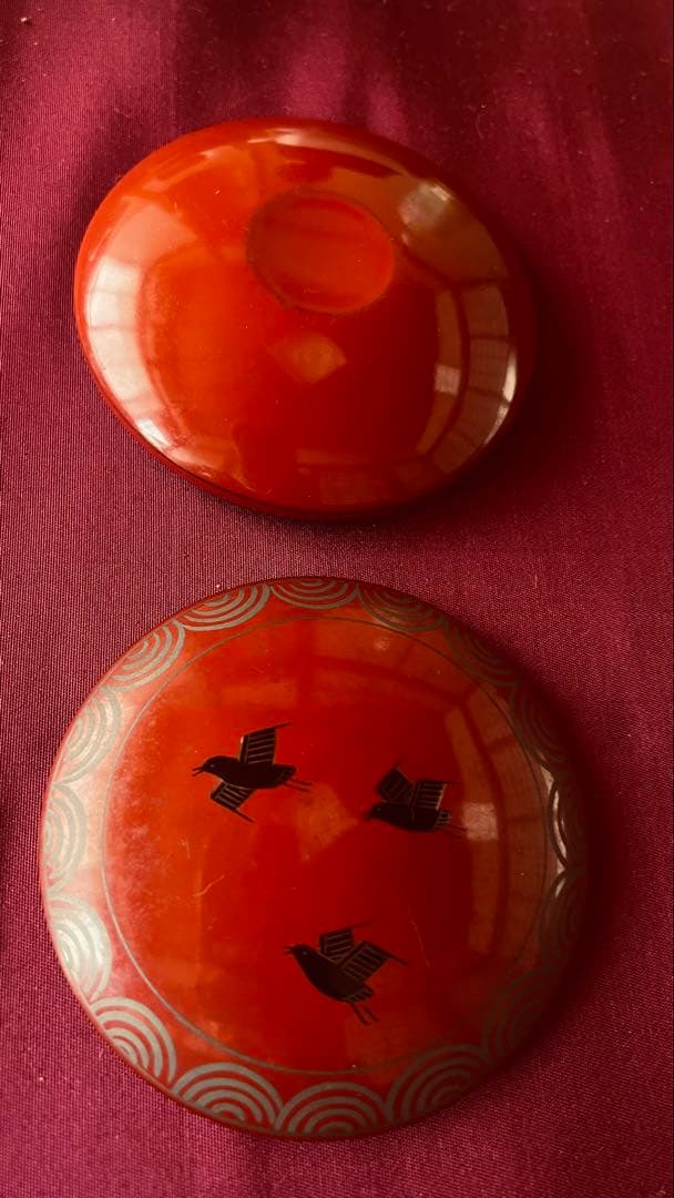 赤い鳥模様の朱肉入れ