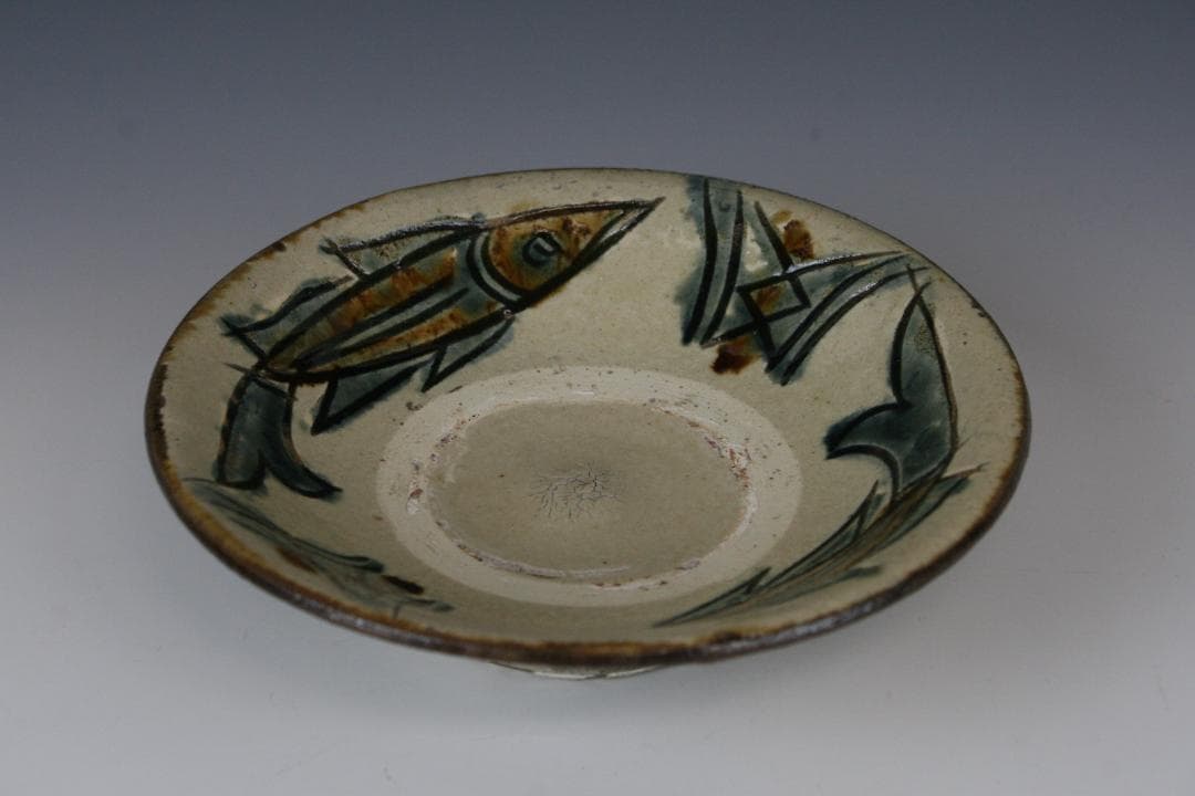 壺屋焼 人間国宝 金城次郎 作　釘彫り魚文五寸皿（重ね焼）
