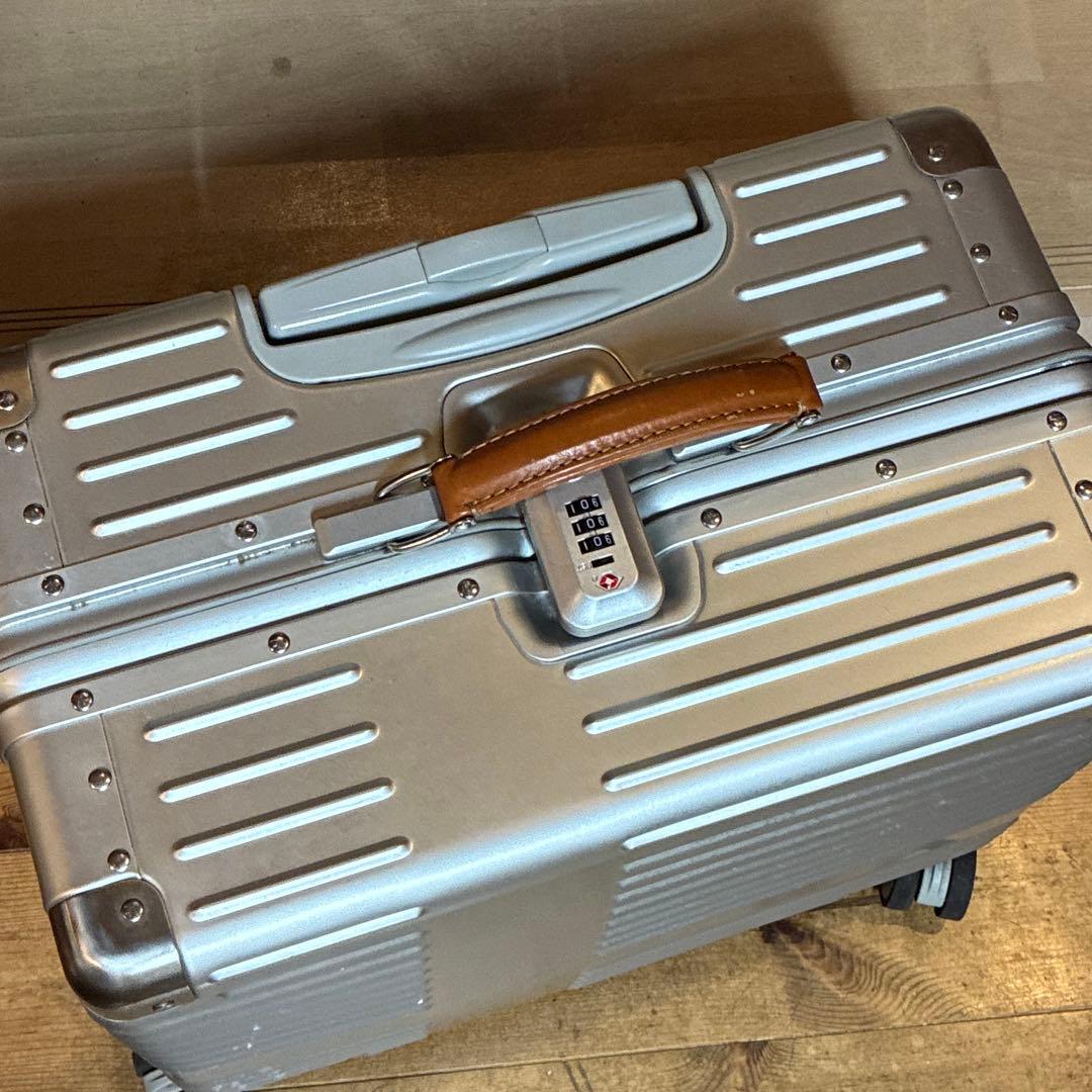 42L トリオ イノベーター アルミ スーツケース シルバー ビジネス 出張