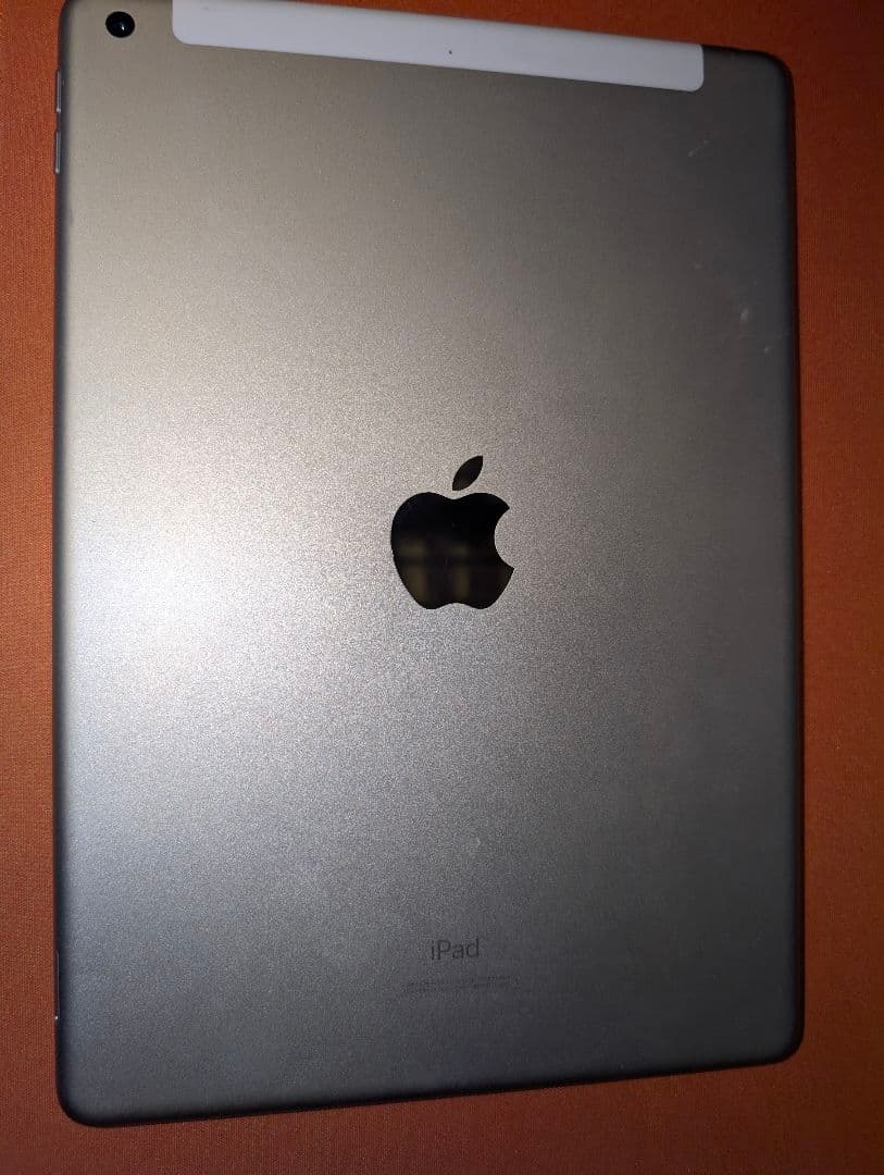 iPad (第8世代) 32GB Wi-Fi+Cellular シルバー