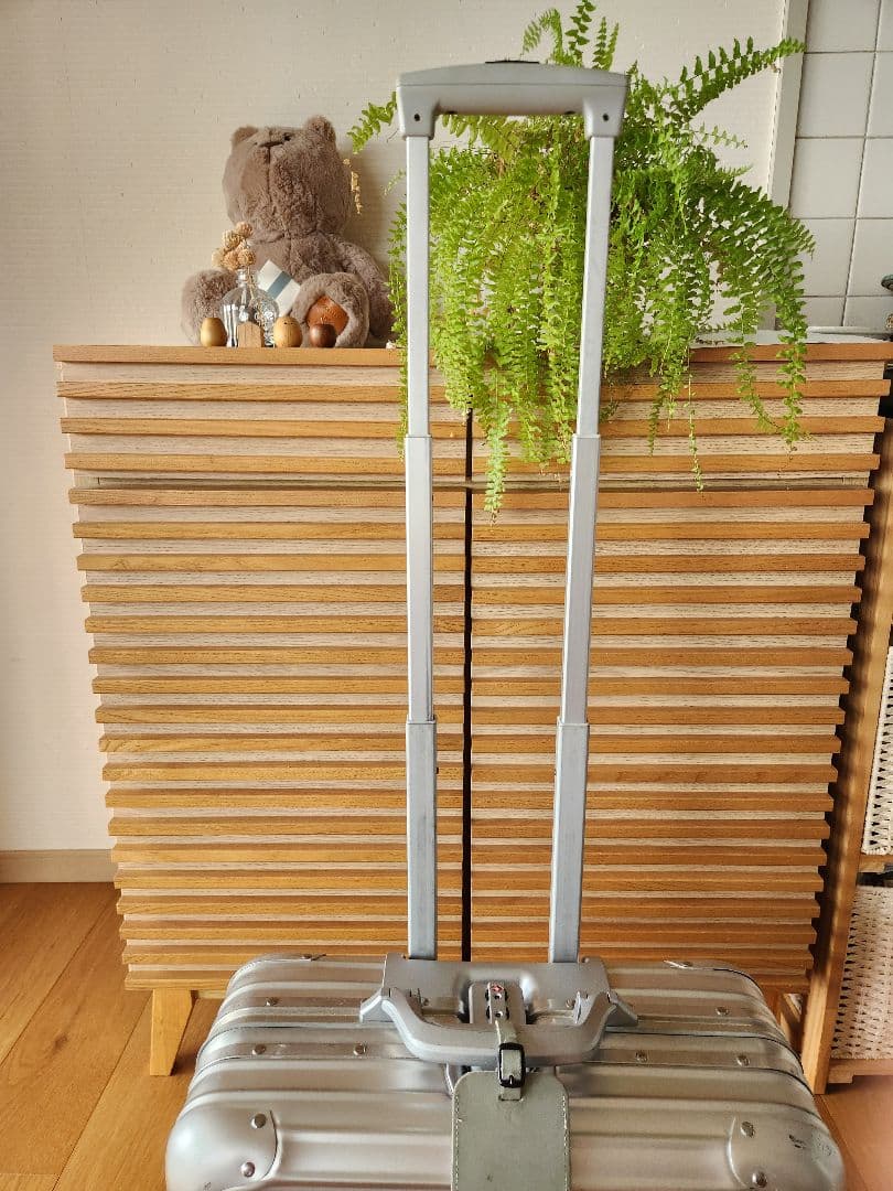 リモワ トパーズ ビジネストロリー２６L 機内持ち込み可能サイズ ４輪