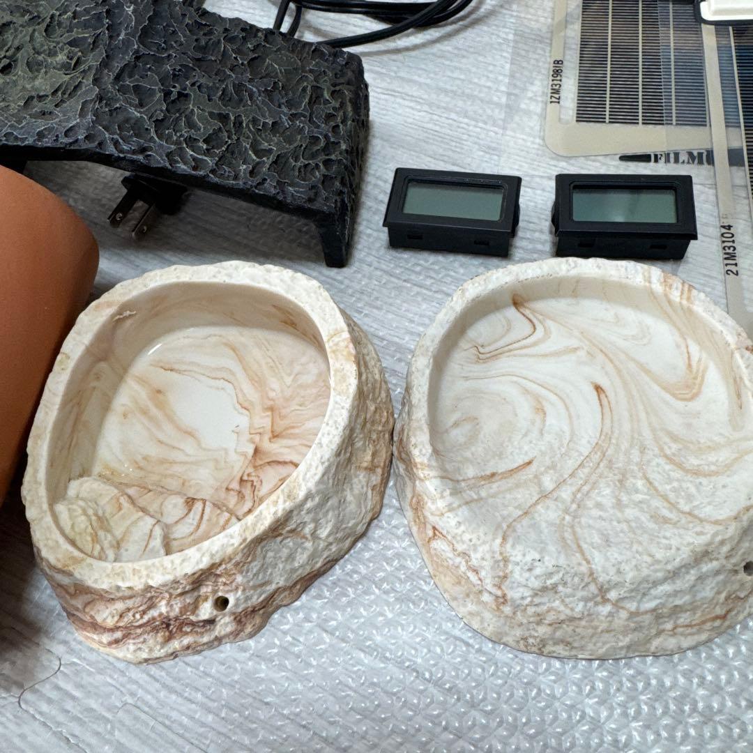 爬虫類飼育セット　ピタリ適温プラス　餌皿　温度計