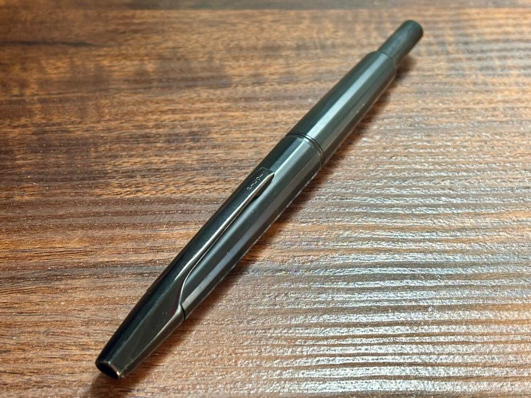 ぬん。PILOT CAPLESS 多面体　万年筆　ブラック　18k-750