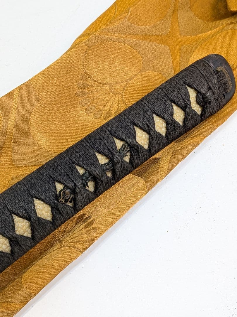 P865【模造刀】美術刀 短刀 脇差 刀掛け 刀袋付 豪華拵え 居合 コスプレ