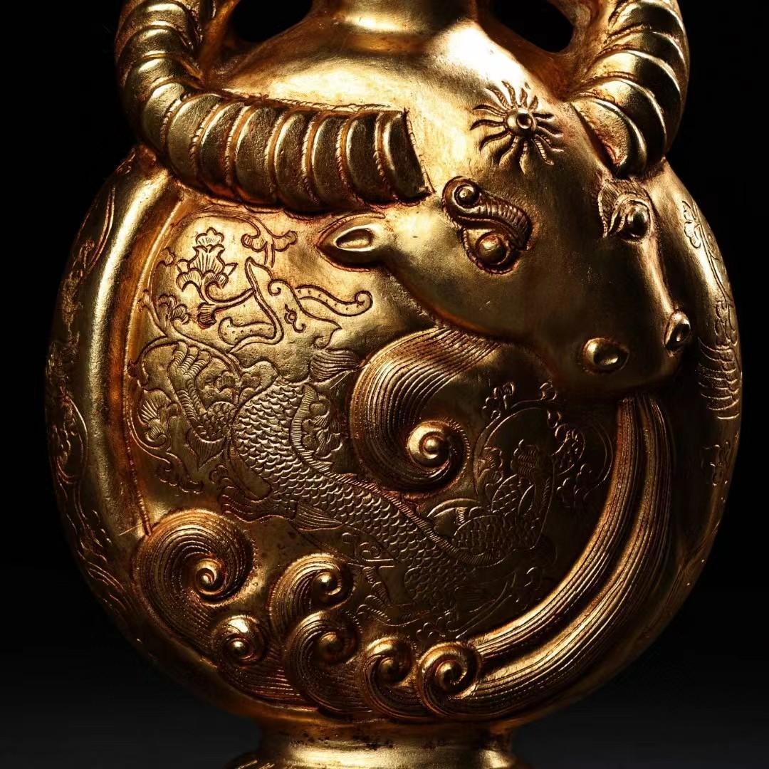 中国古美術・旧蔵鎏金牛頭酒壺・純銅細密彫・純手作り・高浮彫・置物・装酒器・文房具