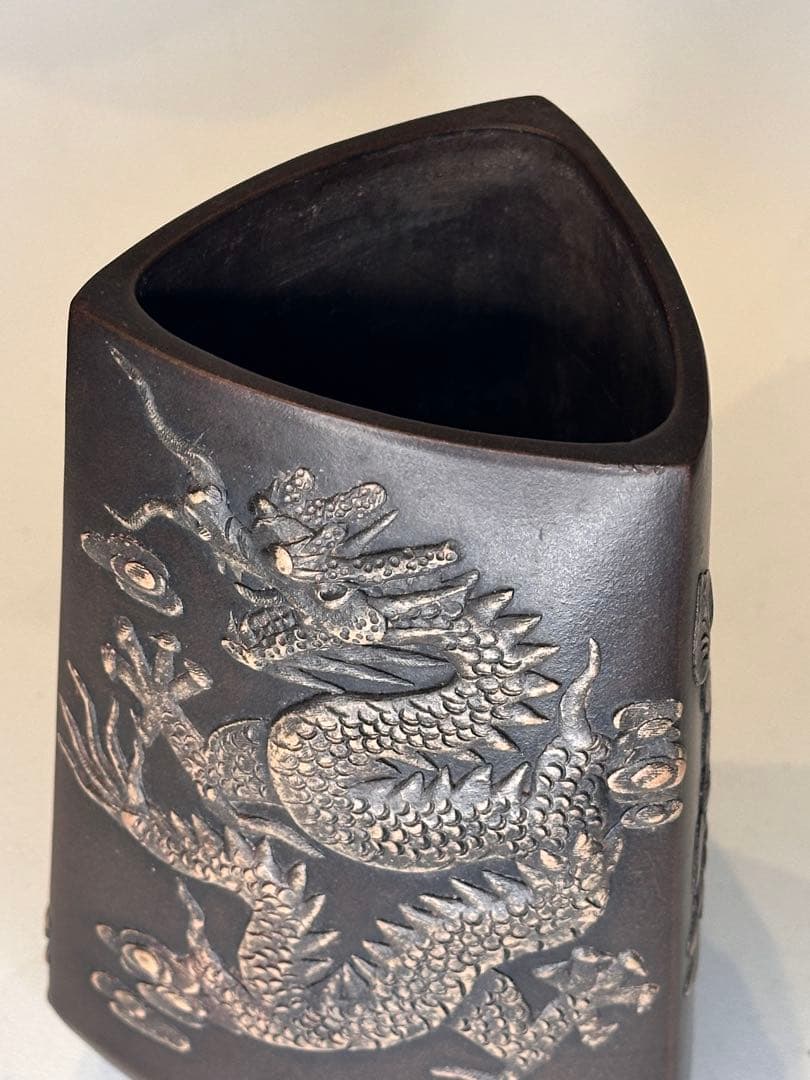 中国 清朝 大清乾隆年製 三角形 紫砂 龍文筆筒 瓶 骨董品 コレクション