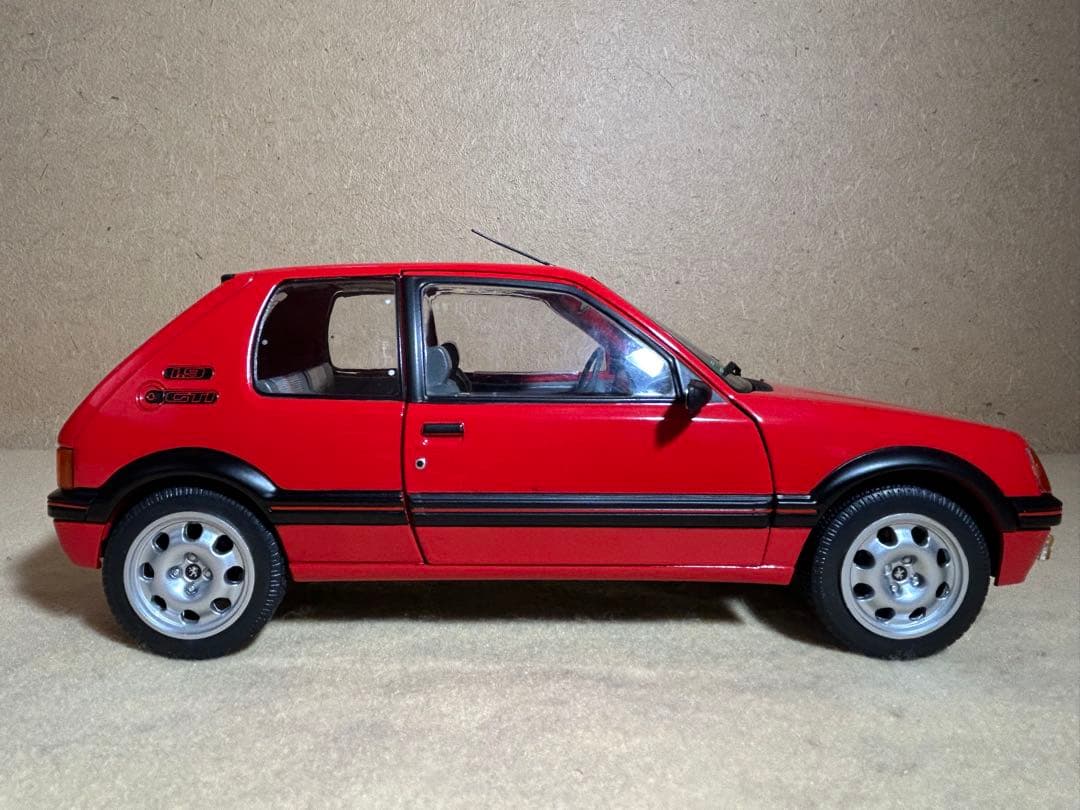 【希少】1/18 プジョー 205（小さな訳あり）